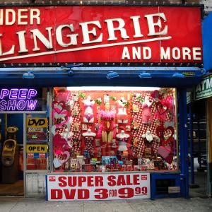 20100224_fran_simo_0006_Thunder-Lengerie...-and-more_JSC2700-Edit_New-York-store-front-Wall-Street.jpg