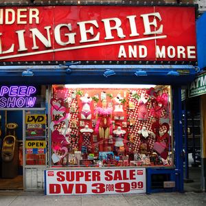 20100224_fran_simo_0006_Thunder-Lengerie...-and-more_JSC2700-Edit_New-York-store-front-Wall-Street.jpg